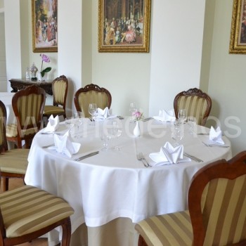 oranžerijoje įrengtas restoranas