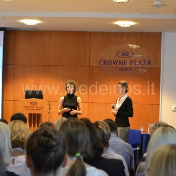 Pranešėjos Sandra Kanapeckaitė ir Vilma Gudynienė