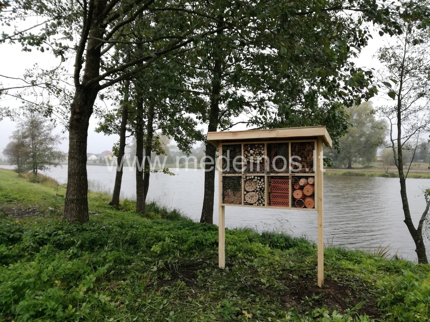 Naujai kuriamas Šalčininkų miesto parkas pasipuošė nameliais vabzdžiams ir ežiams